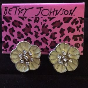 Betsey Johnson pale yellow enamel & rhinestone clusters centre flower earrings.